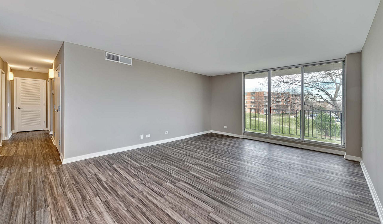 Yorktown Apartments - Chicago, IL - living room