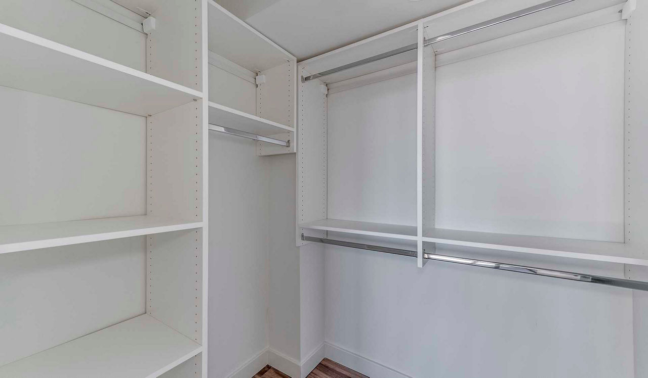 Yorktown - Lombard, IL - closet