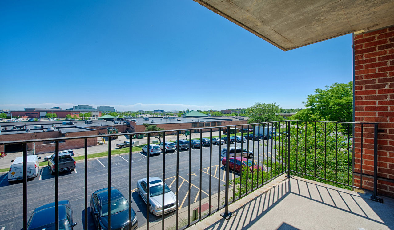 Yorktown Apartments - Lombard, IL - balcony