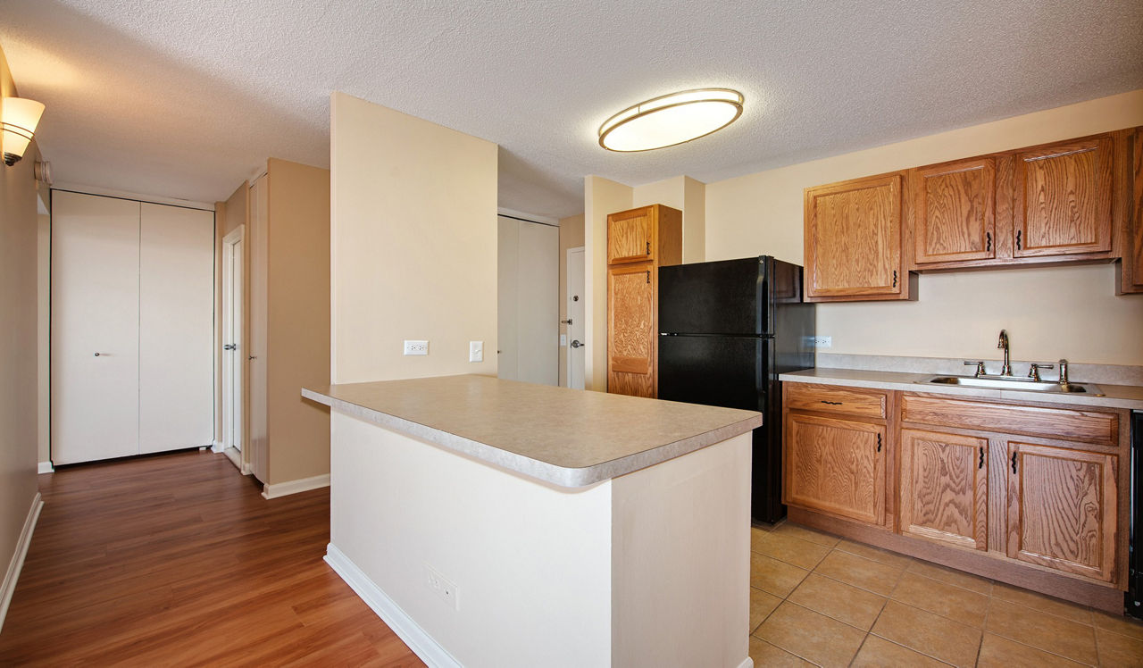 Yorktown Apartments - Lombard, IL - Kitchen