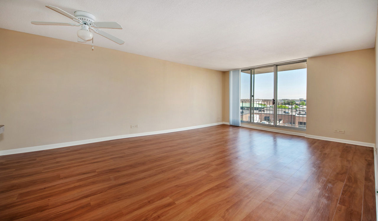 Yorktown Apartments - Lombard, IL - living room