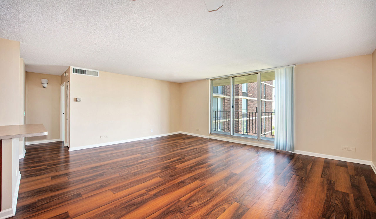 Yorktown - Lombard, IL - living room