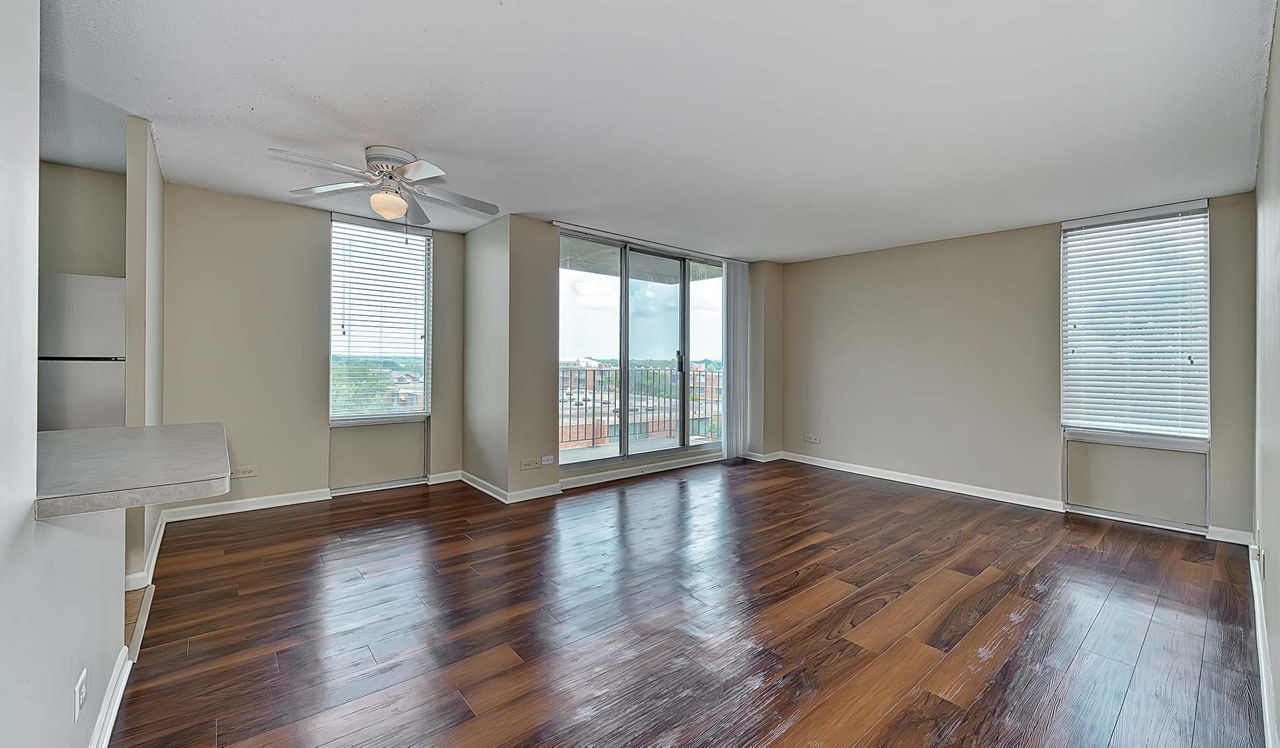 Yorktown - Lombard, IL - Living Room