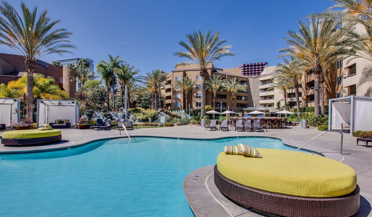 3400 Avenue of the Arts Apartments in Costa Mesa, CA - Poolside Cabanas