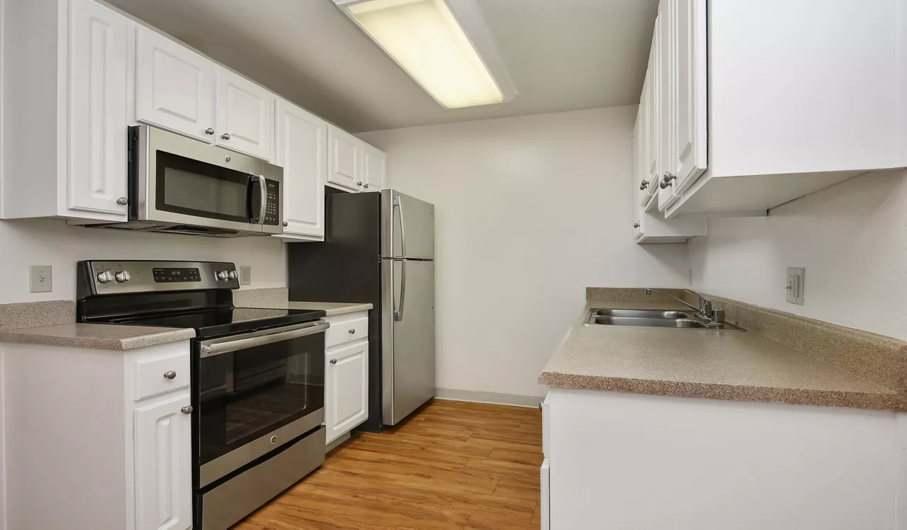Mariners Cove Apartments - San Diego, CA - Kitchen