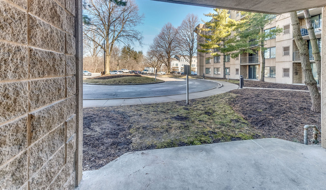 Elm Creek Apartments & Townhomes - Elmhurst, IL - patio
