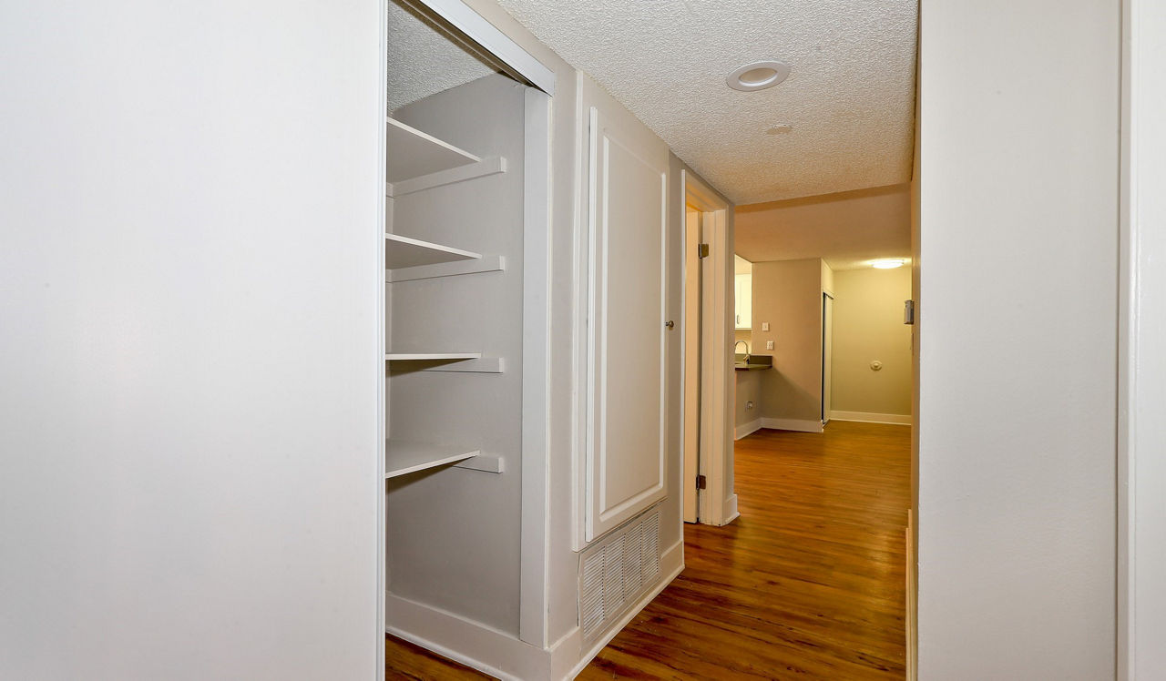 Indian Oaks Apartments - Simi Valley, CA - Hallway