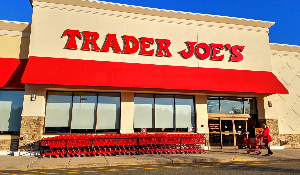 Royal Crest Warwick - Warwick, RI - Trader Joes.<p>&nbsp;</p>
<p style="text-align: center;">Trader Joe's, Market Basket, Target, and several other groceries within 2 miles of your new home.</p>
