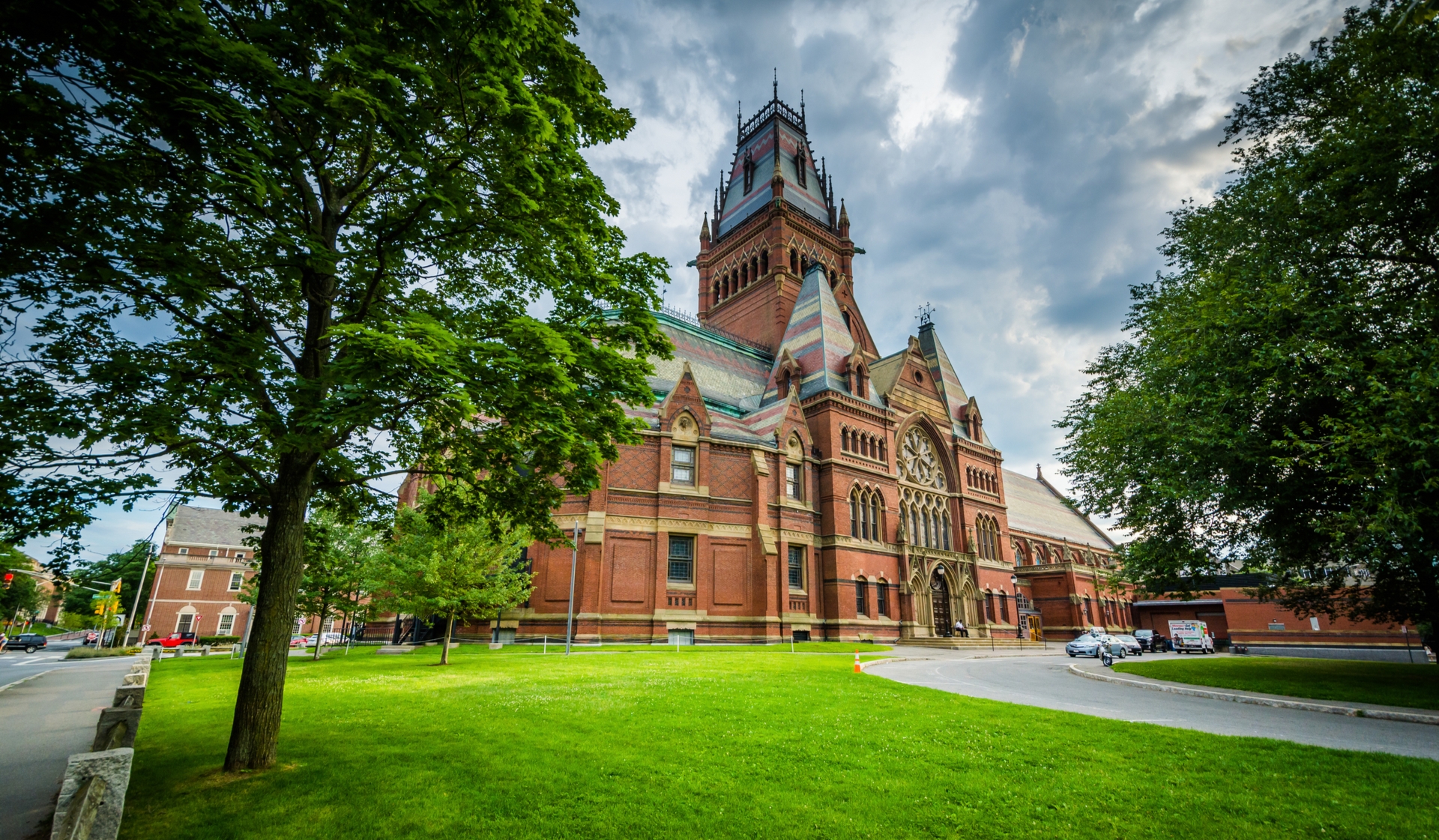 Axiom Apartment Homes - Cambridge, MA - Harvard Memorial Hall .&nbsp;
Get to campus in no time. Harvard is an 8-minute drive away. Get there on the T in just 15 minutes.

