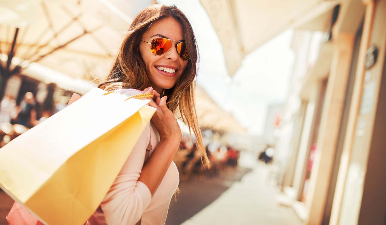 Laurel Crossing - San Matero, CA - Woman shopping