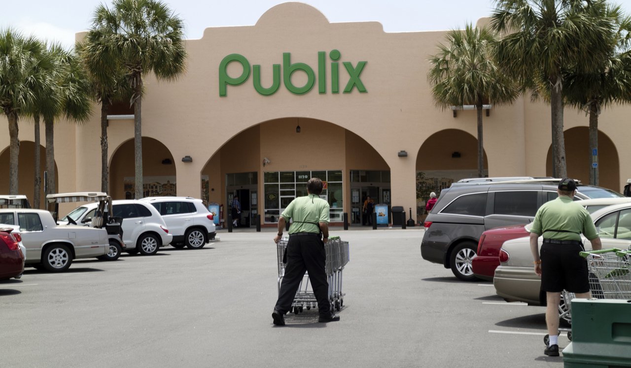 Four Quarters - Miami, FL - Publix.<p style="text-align: center;">&nbsp;</p>
<p style="text-align: center;">Centrally located to several supermarkets, Publix is 4-minutes from your door.</p>
