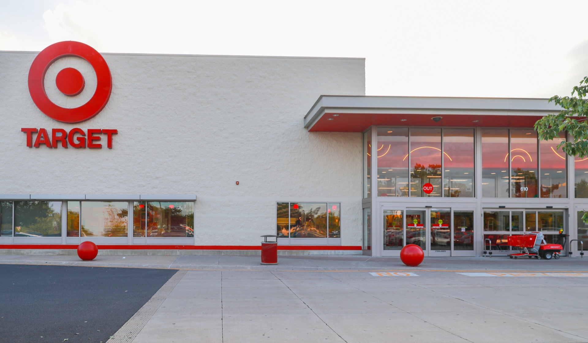 Royal Crest Marlboro - Marlborough, MA - Target.&nbsp;
Target, Market 32, and other grocerers all located less than a 10-minute drive from home.
