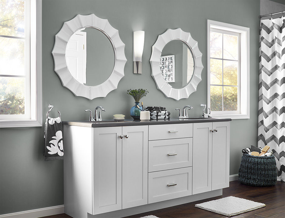 Bathroom painted in LINCOLN GREEN