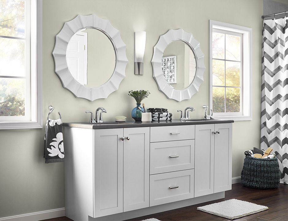 Bathroom painted in PALO VERDE