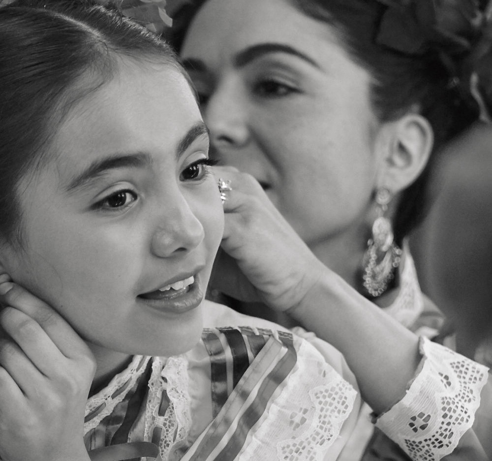 Madre ayudando a su hija con el cabello