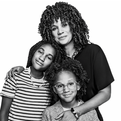 Người phụ nữ có mái tóc xoăn mỉm cười