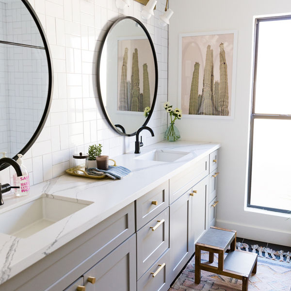 灰度洗手间二槽、白石英反托盘、两面黑圆镜、镜子上方金墙灯和一个阶梯凳