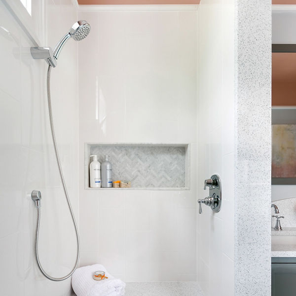 由白石英制作的淋浴带淋浴座、浅绿墙和地板瓦和橙墙