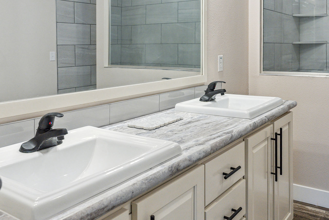 017-hidden-valley-estates-hv6764m-primary-bath-4.jpg