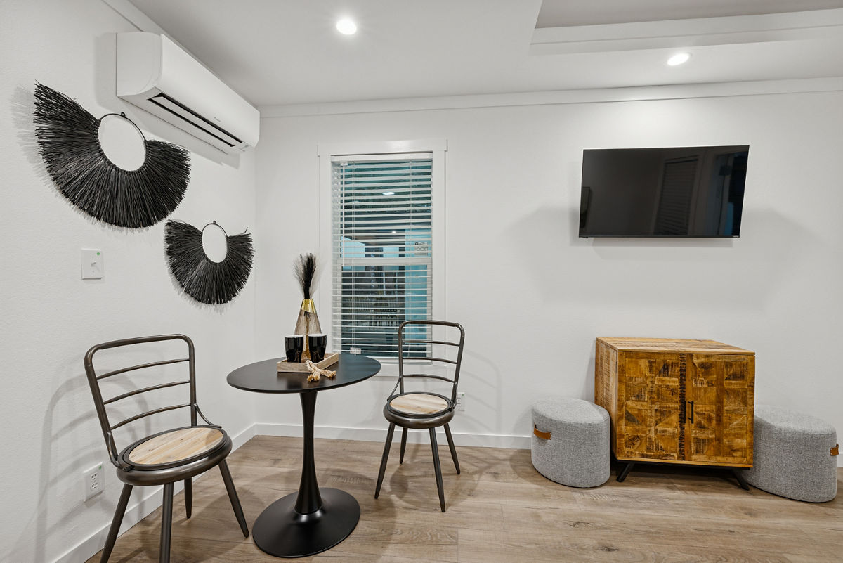 APX-150: apx 150 dining area 1
