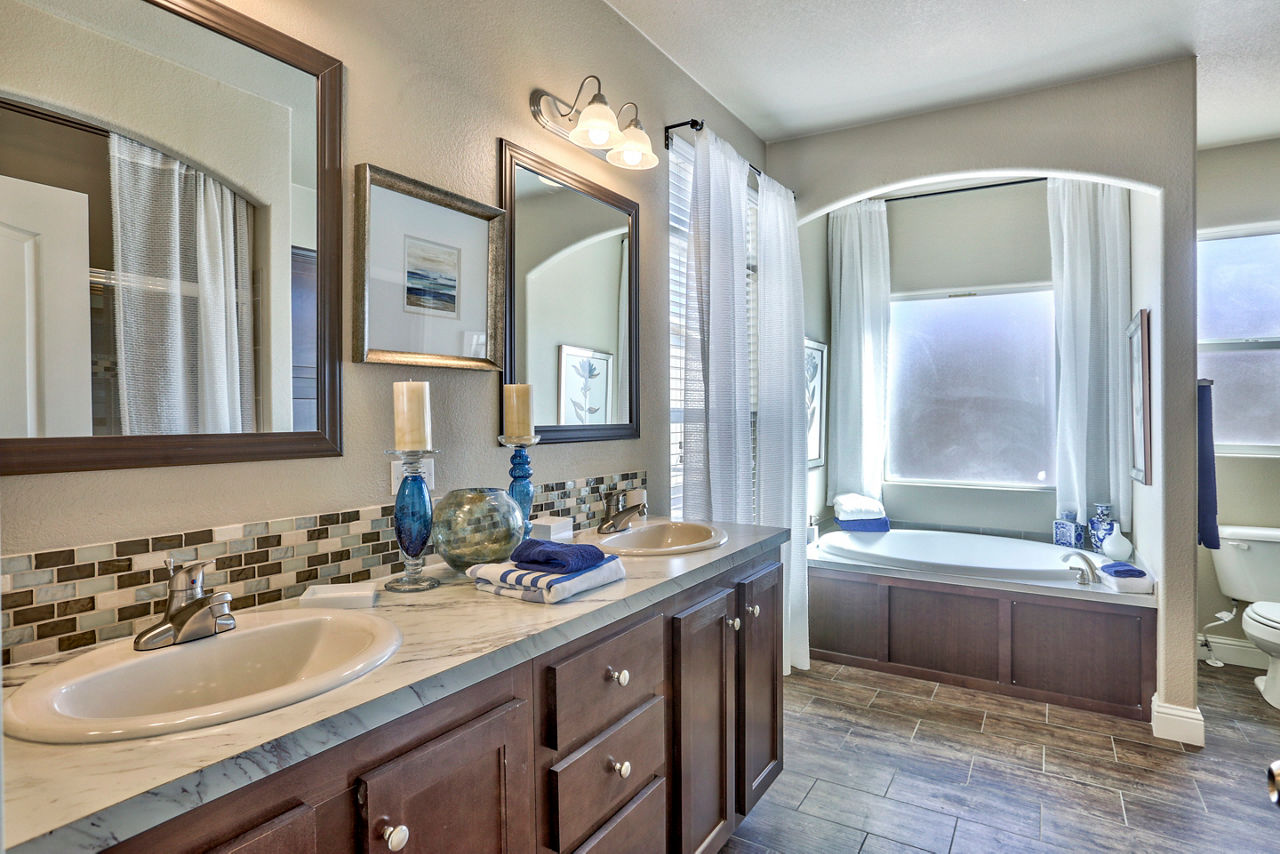 157-champion-homes-homes-direct-hd3270f-primary-bath-1.jpg