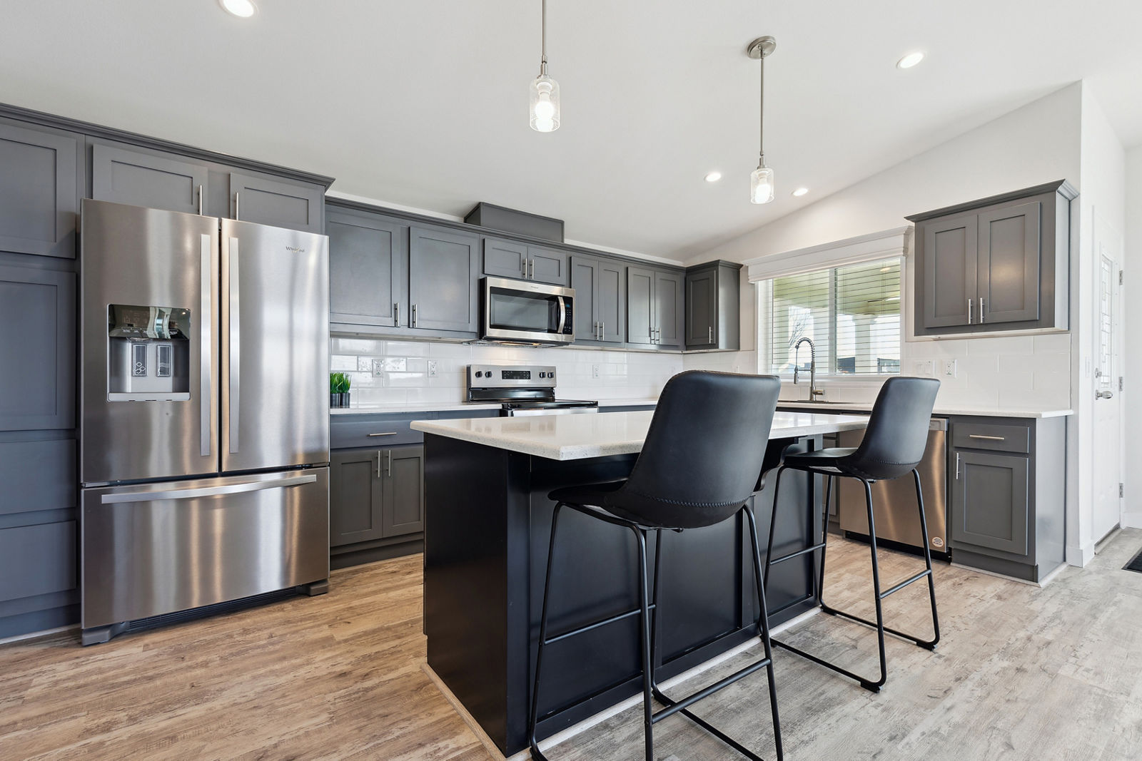 Skyline Hillcrest G818 kitchen — tap a number to explore finish options