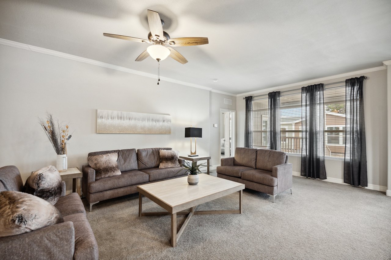 AF4074HD Family Room 1