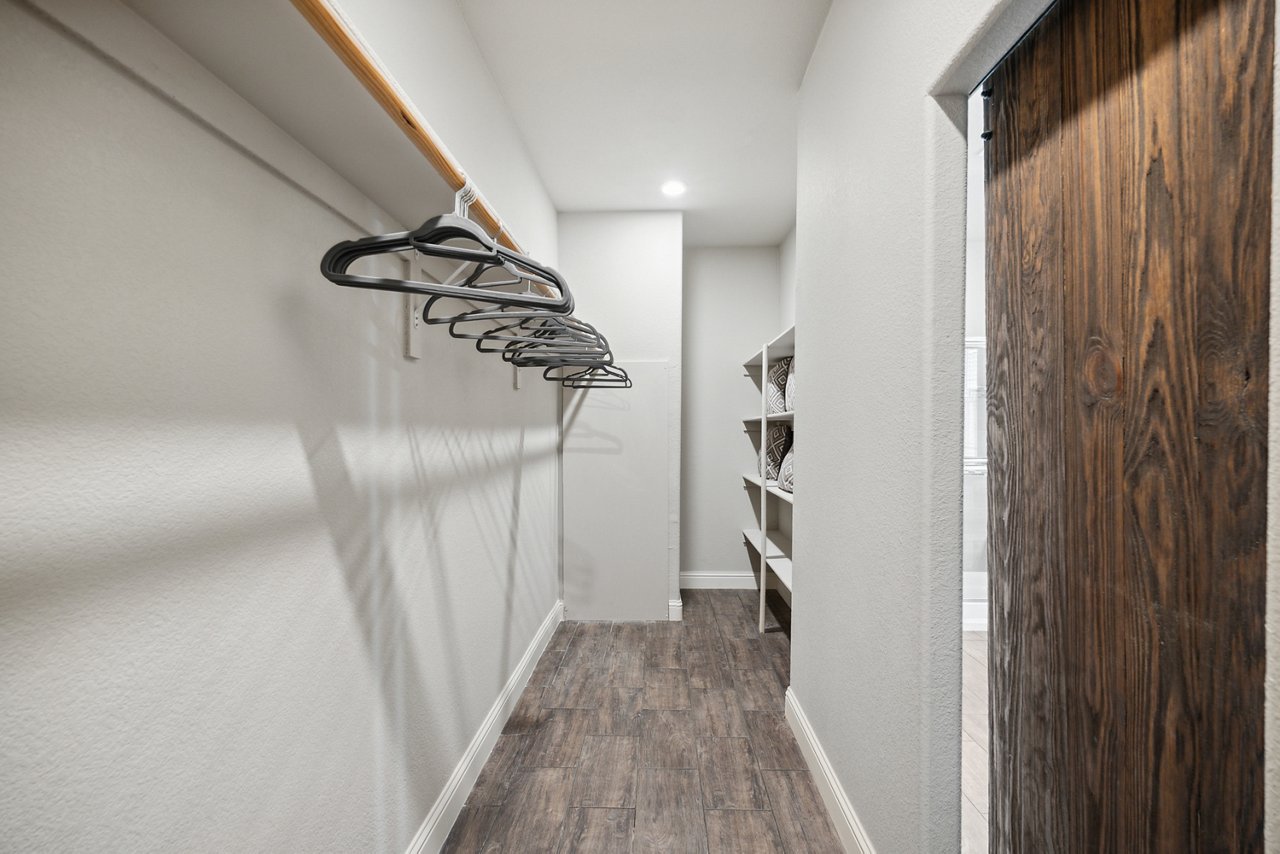 AF4074HD Primary Closet