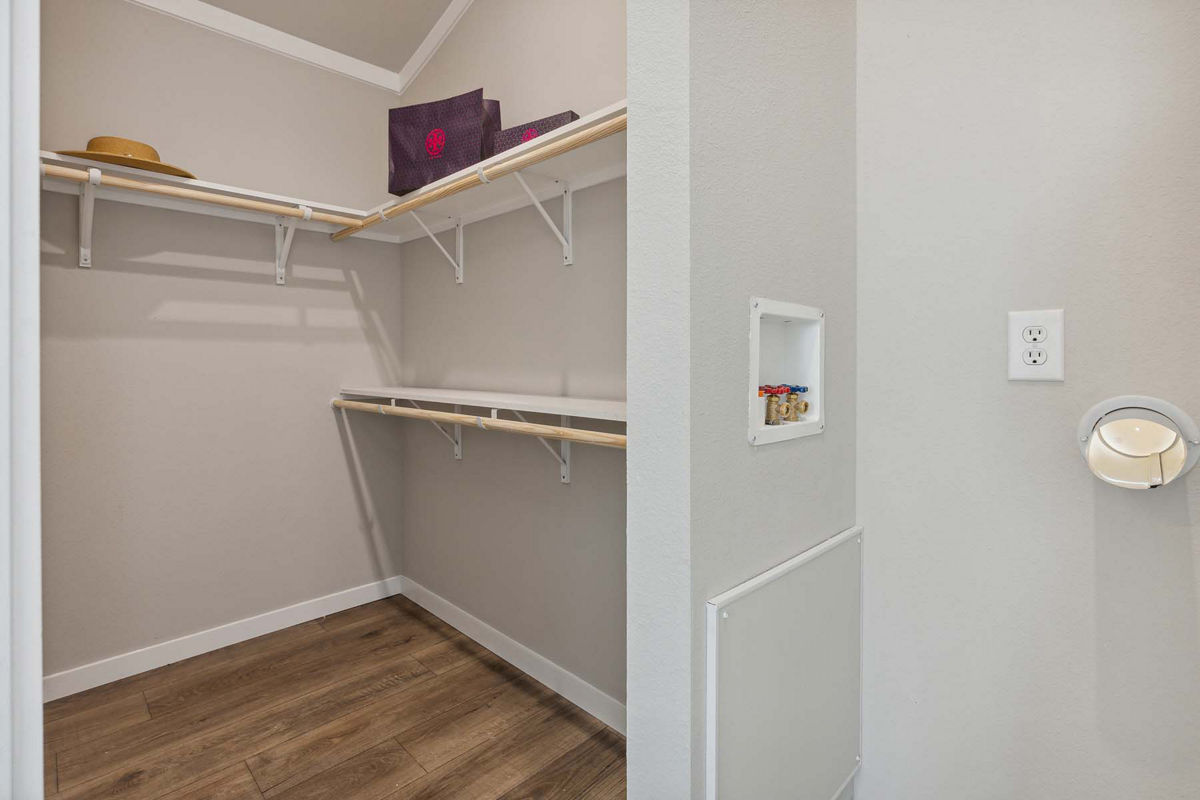 APS-522A: APS 522A Closet