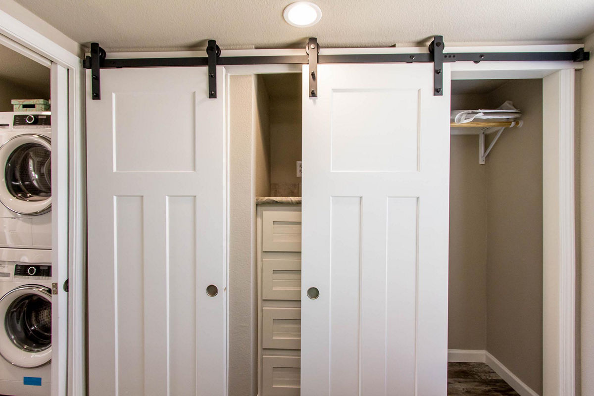 Athens Park 527 (manufacturer-assigned APS-527B example): Athens Park 527 closet