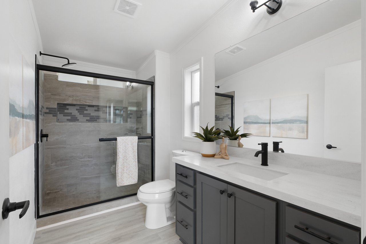 Bradford BD-04 Primary Bath (1)