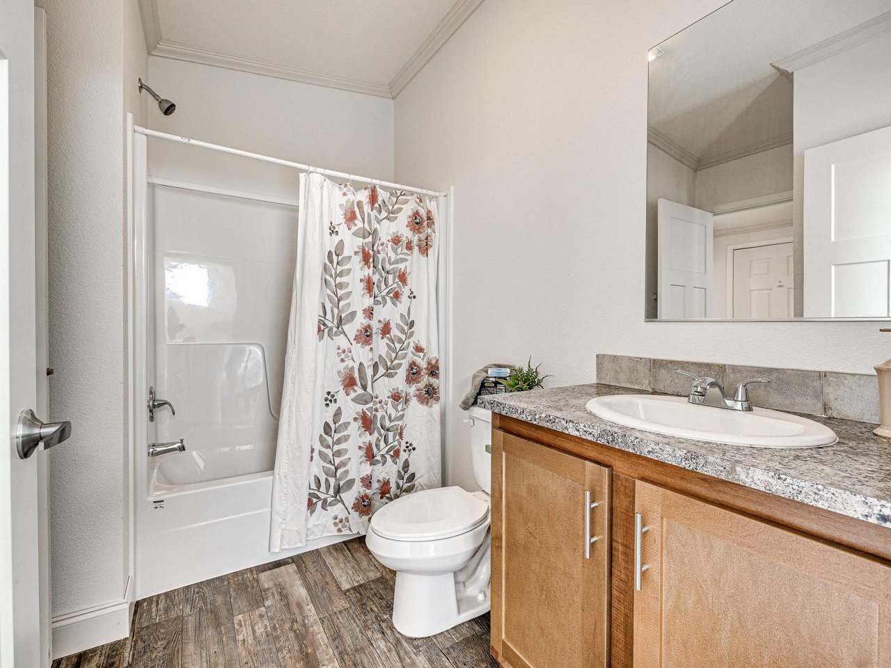 Contemporary Cabin A701 Bath 2
