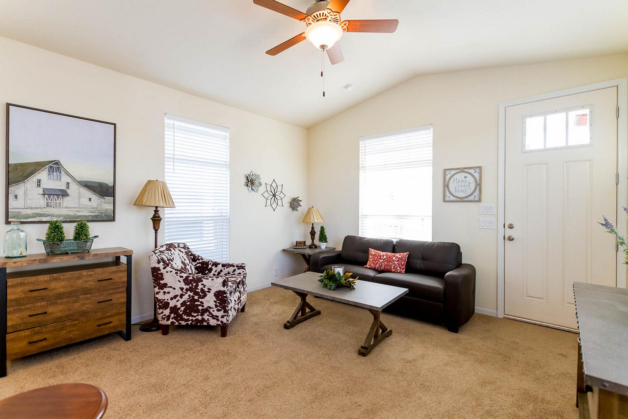 Creekside Manor 6622L living room 1