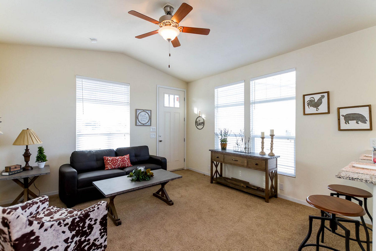 Creekside Manor 6622L living room 2