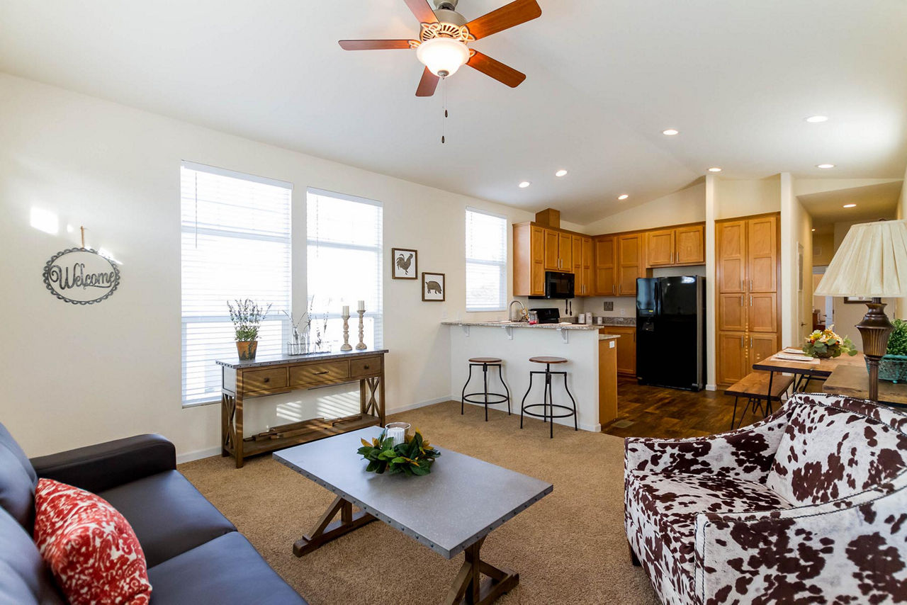 Creekside Manor 6622L living room and kitchen 2