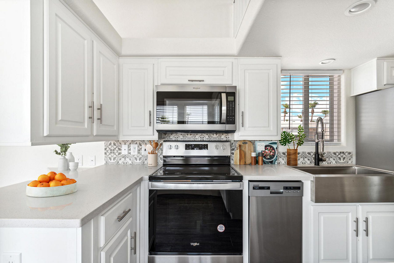 Desert-Vista-207L-Kitchen_sorrected_HD