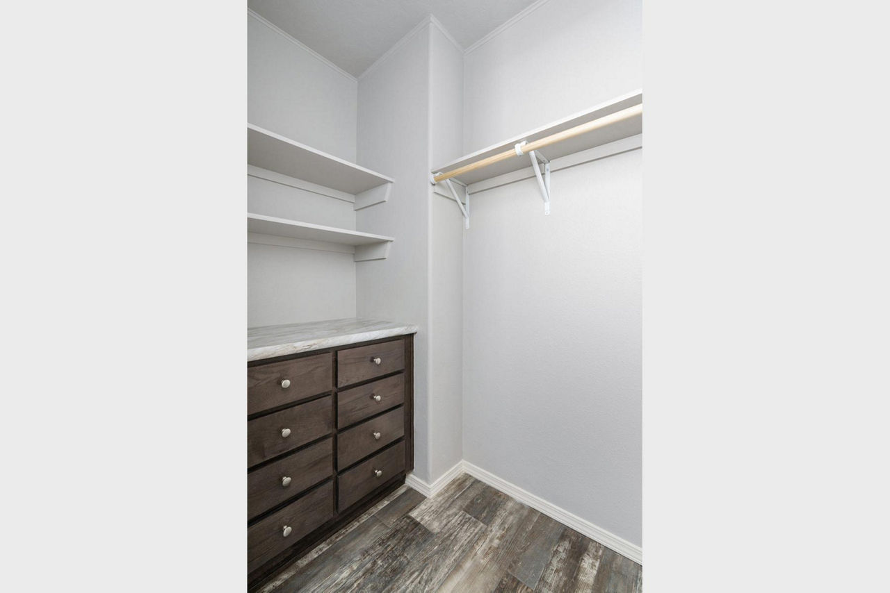 Dreamworks-4603F-Primary-Closet