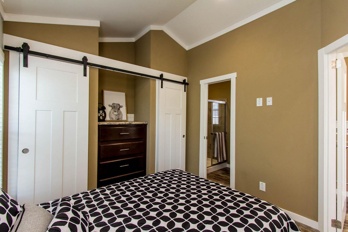 APS-523: Model 523 master bedroom 3