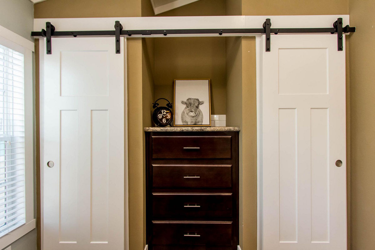APS-523: Model 523 master closet