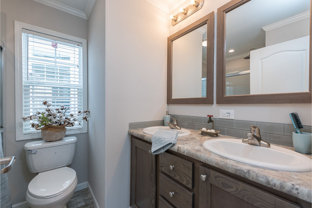 RH1381-bathroom-1