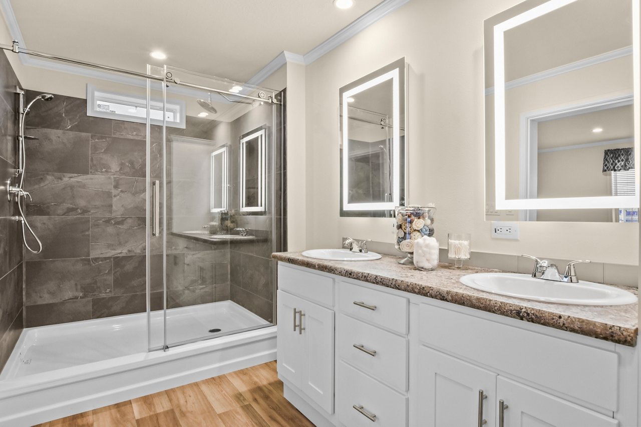 Skyliner II Q110 Primary Bathroom