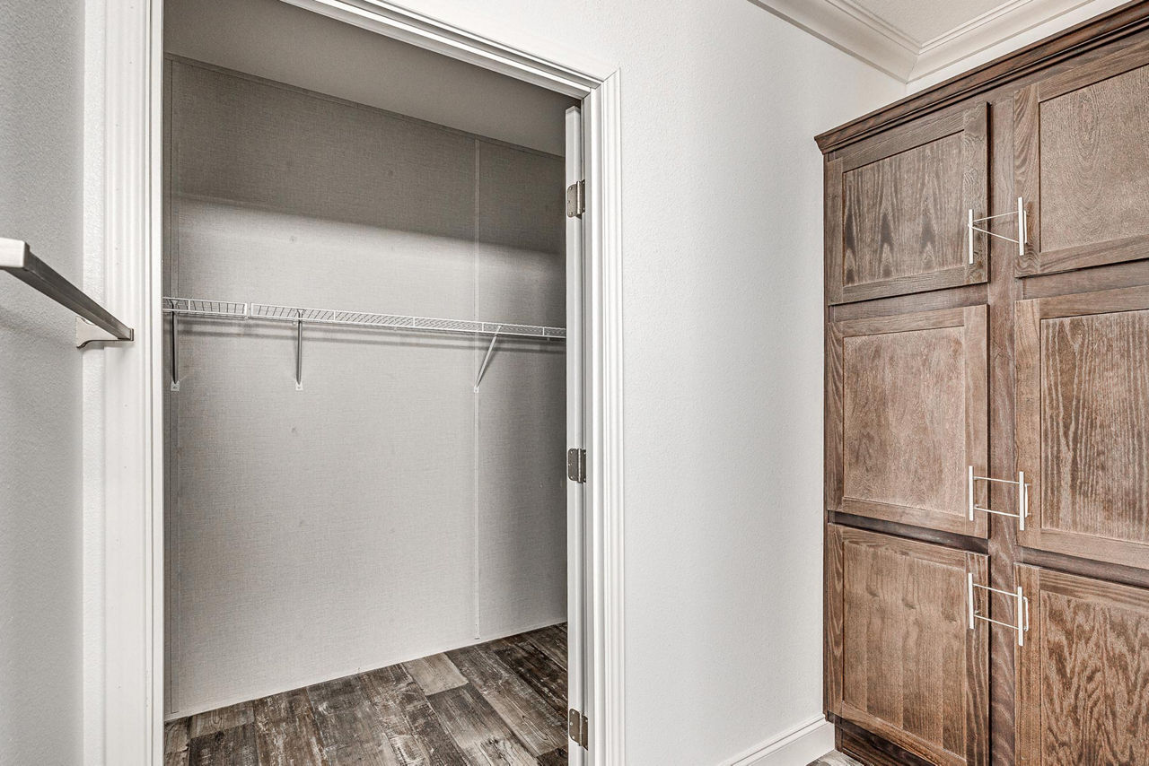 Skyliner-6380-primary-bath-closet