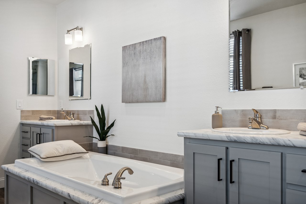 american freedom 3276hdz bathroom 02