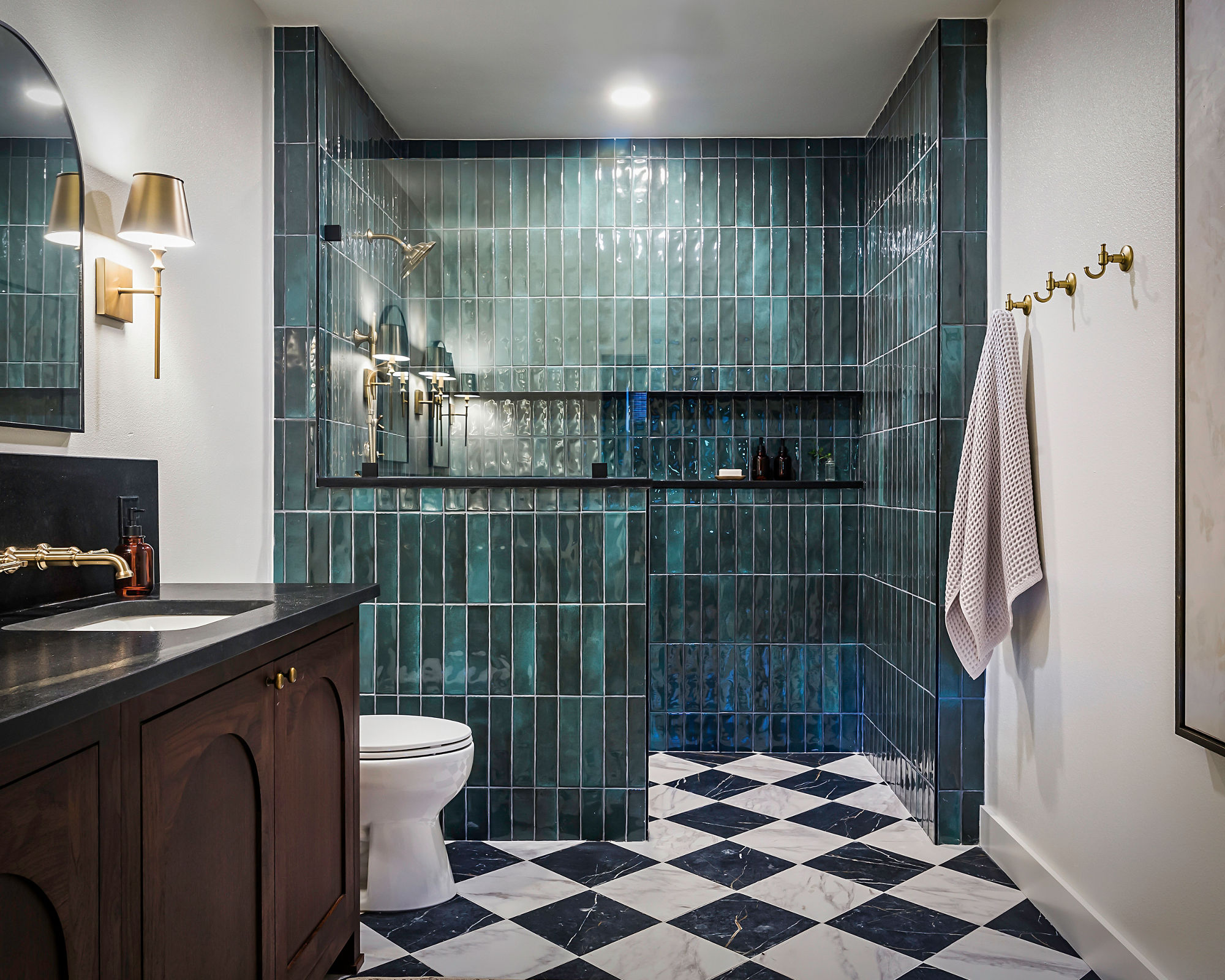 DAL_FTF_Ep2_PrimaryBath_MM33_3x12_PT21_PT24_12x12_RES_05