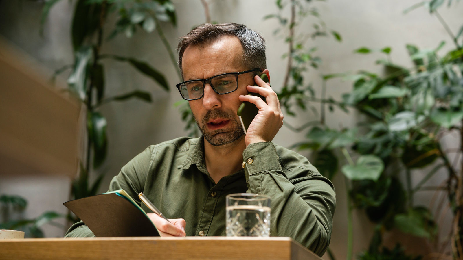 MIDSECTION OF MAN HOLDING SMART PHONE