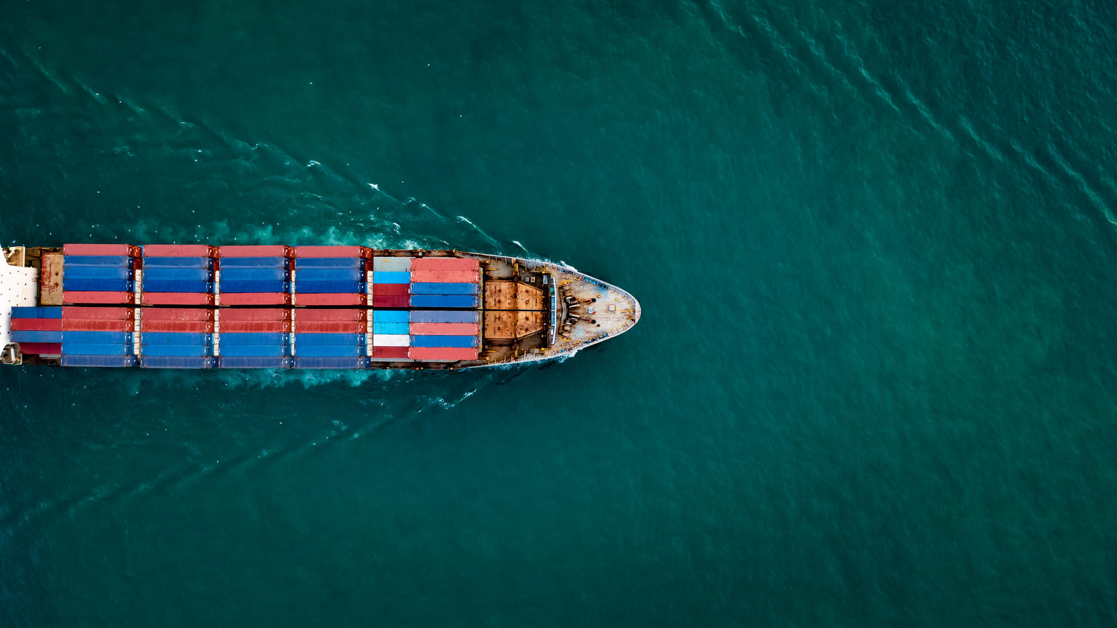 HIGH ANGLE VIEW OF SAILING SHIP IN SEA