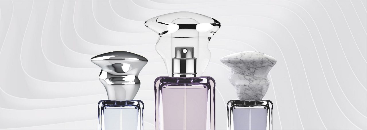 使用 SURLYN™ 离子单体在灰色背景上制成的带有盖子的三款香水瓶
