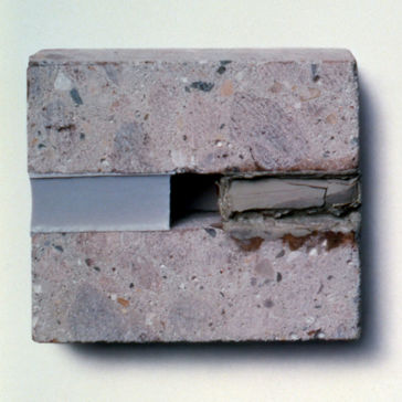 실리콘 대 우레탄을 테스트하는 두 개의 콘크리트 블록