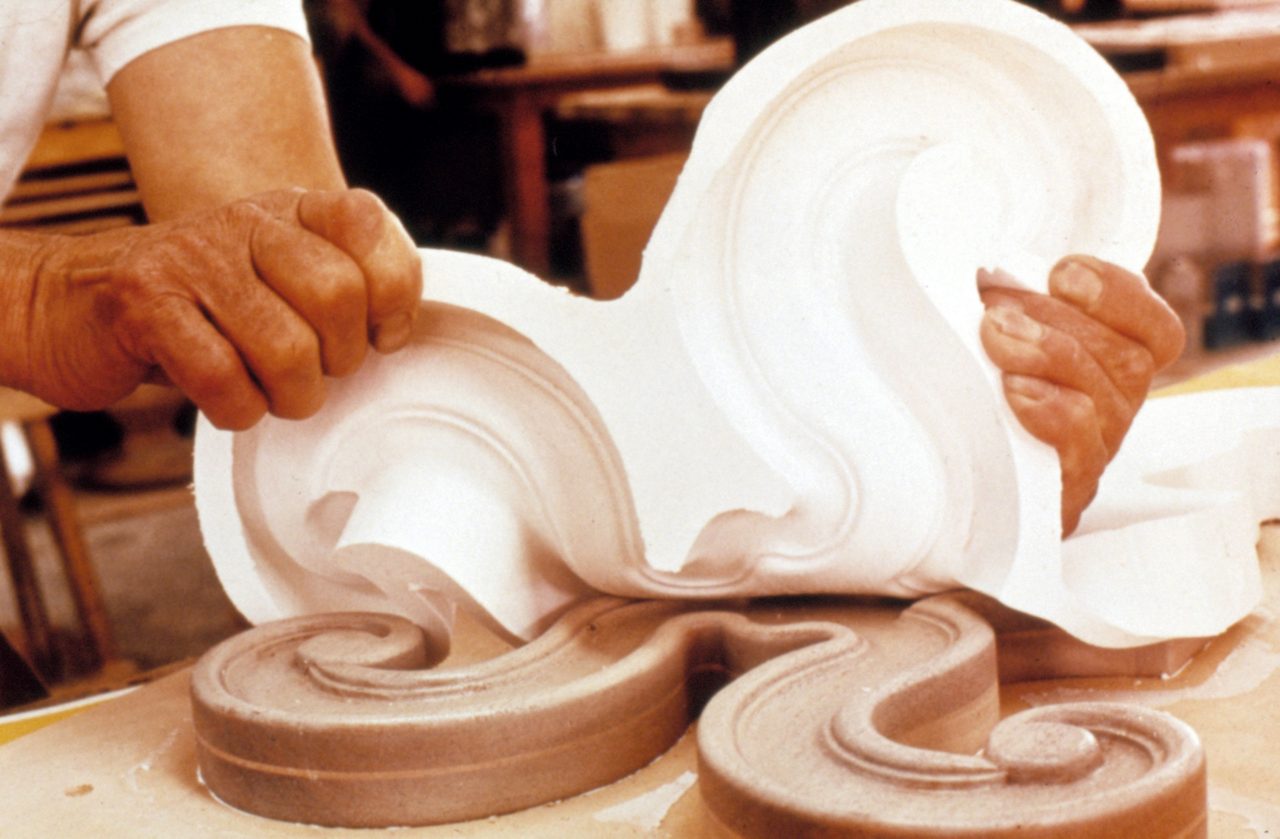 装饰模具制作来源于石膏模脱模。