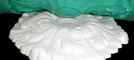 Placa de cerâmica sendo separado forma de molde